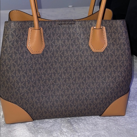 Michael kors purse - Picture 3 of 9